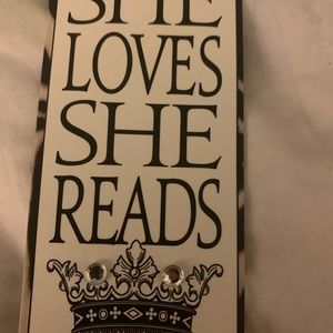 She lives lives and reads Bookmark 🔖